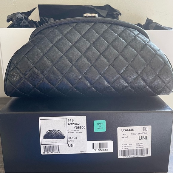 ❌SOLD❌ QUILTED CHANEL CLUTCH AUTH - Picture 2 of 7